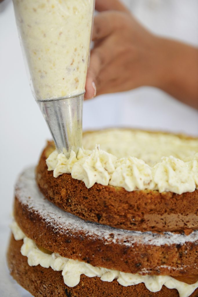 Chef Karen Bressan Ensina A Fazer Um Naked Cake Especial Senhora Mesa Senhora Mesa