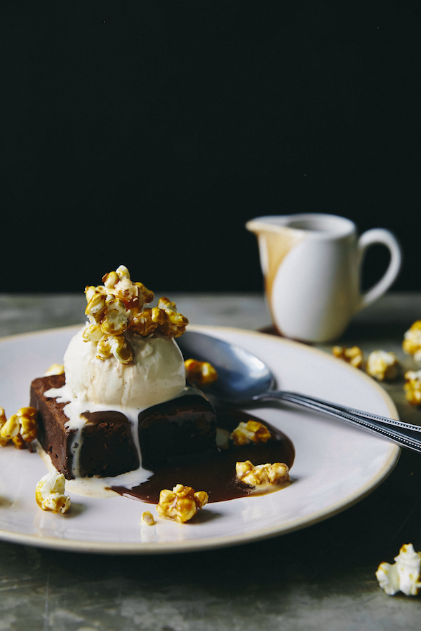 Brownie Épico! Fresquinho, servido com calda de chocolate, sorvete de caramelo e flor de sal e pipoca caramelada com amaretto (R$24). Foto David Lotus. 
